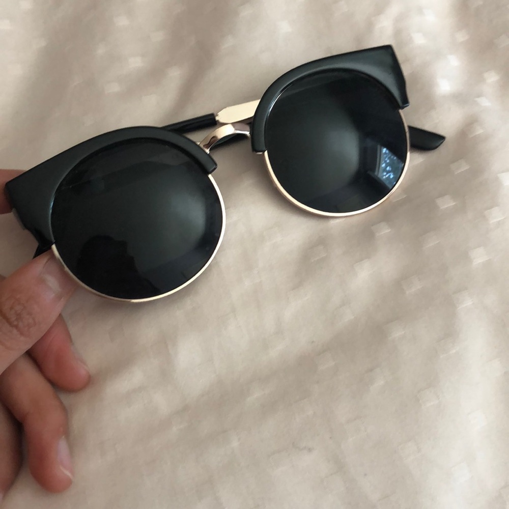 Two sunglasses - Picture 4 of 5